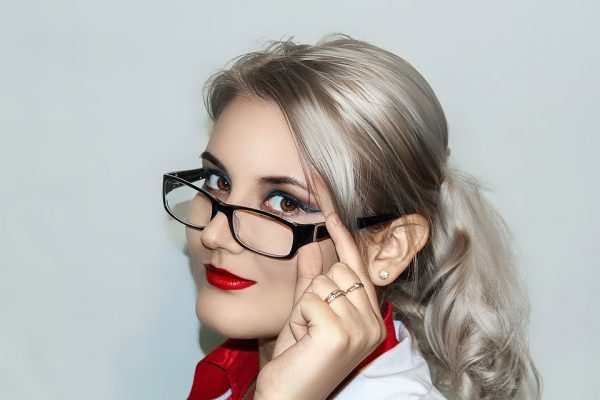 Cómo maquillarte si usas lentes